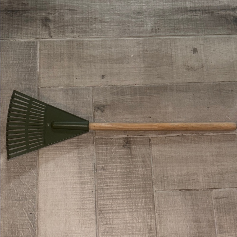 Back Scratcher Green Leaf Rake with Wooden Handle